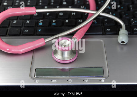 Stethoskop und Laptop.Maintaining Computer-Konzepte und Idee. Stockfoto