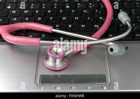 Stethoskop und Laptop.Maintaining Computer-Konzepte und Idee. Stockfoto