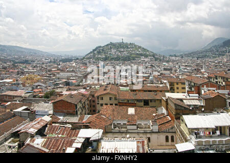 Draufsicht auf die Altstadt von Quito und die El Panecillo Hügel aus der Basilika von Quito, Ecuador. Stockfoto