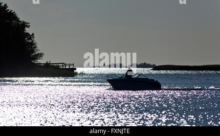 RAUMA, FINNLAND AM 3. JULI 2013. Blick von der Küste von einem unbekannten Mann Kreuzfahrt den Einlass. Langsame Geschwindigkeit. Redaktionelle Nutzung. Stockfoto