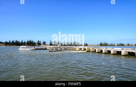 Goolwa Barrage, frisches Wasser in Lake Alexandrina trennt Salzwasser des Kanals Goolwa, Südaustralien Stockfoto