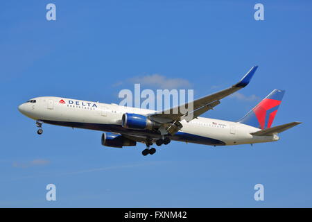 Delta Air Lines Boeing 767-300ER N394DL Ankunft am Flughafen London Heathrow, Vereinigtes Königreich Stockfoto