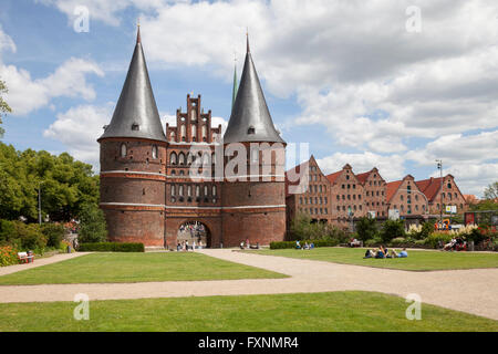 Holstentor und Salz Lagerhalle, Lübeck, Hansestadt, Schleswig-Holstein, Deutschland Stockfoto