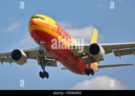 Essen DHL Airbus A300-622RF D-AEAO Ankunft am Flughafen London Heathrow, Vereinigtes Königreich Stockfoto