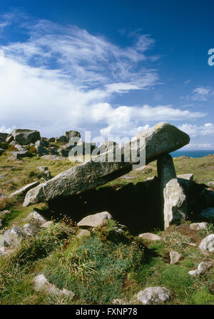 Blick NW von Coetan Arthur zusammengebrochen neolithische Grabkammer in die Überreste eines runden Cairn auf Str. Davids Kopf, Pembrokeshire. Stockfoto