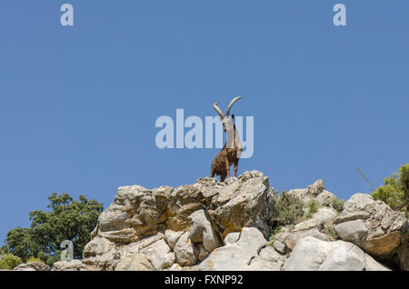 Bronze-Statue zu Ehren des spanischen Steinbock am Aussichtspunkt, Refugio de Juanar, Andalusien, Spanien. Stockfoto