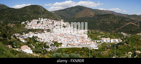 Ojen Spanien. Weißes typisches andalusisches Bergdorf von Ojen, landeinwärts von Marbella, Andalusien, Spanien. Stockfoto