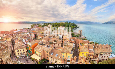 Aerial Panoramablick auf Altstadt Sirmione auf Halbinsel im Gardasee, Lombardei, Italien Stockfoto