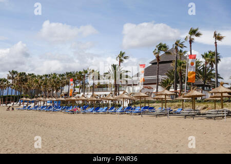 Nikki Beach Marbella, mit Orange Beachclub Don Carlos Hotel, Andalusien, Spanien. Stockfoto