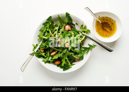 Frischer Löwenzahn Salat mit braunen Bohnen Overhead schießen Stockfoto