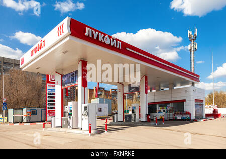 Lukoil Tankstelle. Lukoil ist eine der größten russischen Ölfirmen Stockfoto