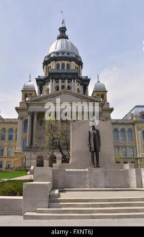 Statue von Präsident Abraham Lincoln außerhalb der Illinois State Capitol in Springfield, Illinois, USA Stockfoto