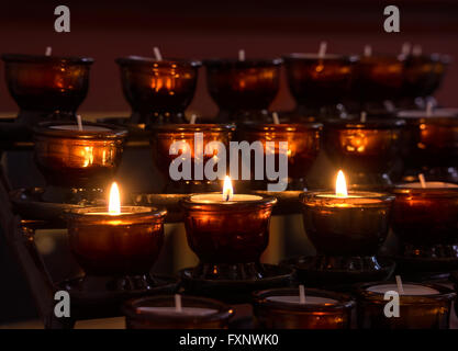 Drei beleuchtete Votiv-Kerzen Stockfoto