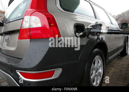 Das neue Auto an einer Tankstelle Stockfoto