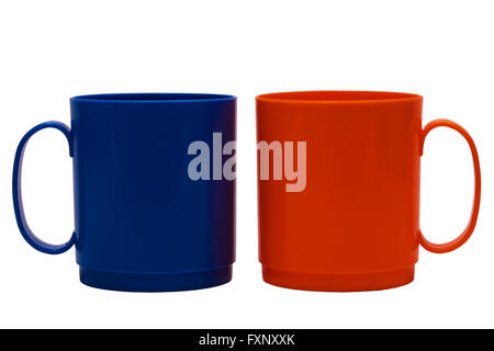 Dunkel blau und orange Becher auf weißem Hintergrund Stockfoto