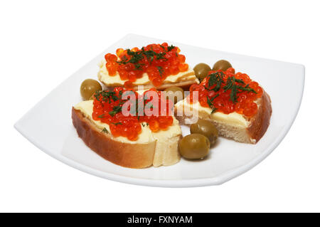 Brötchen mit butter, roten Kaviar und Oliven Stockfoto