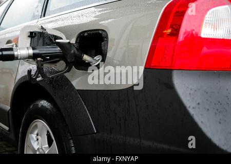 Das neue Auto an einer Tankstelle Stockfoto