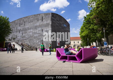Wien, Österreich - Mai 6: Menschen ruhen auf roten Sofas vor dem MUMOK, Museum moderner Kunst im MuseumsQuartier am 6. Mai Stockfoto