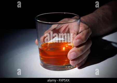 Person mit einem Glas Whisky, Studio gedreht. Stockfoto