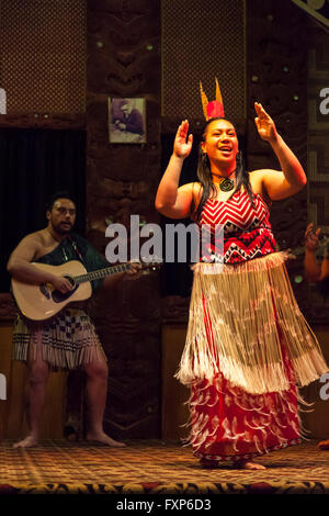 Maori indigenen kulturellen Traditionen: einheimische Frau, die Durchführung einer traditionellen Tanz, Rotorua, Nordinsel, Neuseeland Stockfoto