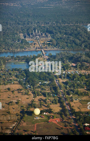 Heißluftballon und Angkor Wat, UNESCO-Weltkulturerbe, Siem Reap, Kambodscha - Antenne Stockfoto