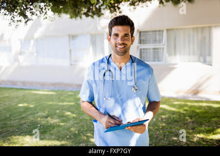 Krankenschwester stehen und posiert Stockfoto