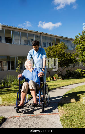 Schieben des Rollstuhls senior Womans Krankenschwester Stockfoto