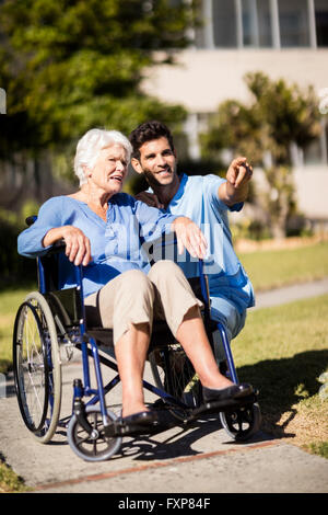 Krankenschwester, schieben die senior Womans Zimmer frame Stockfoto