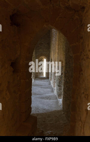 Atmosphärische Blick ins Innere einer mittelalterlichen Burg Flur mit Tageslicht in Onedirection und seitwärts Stockfoto