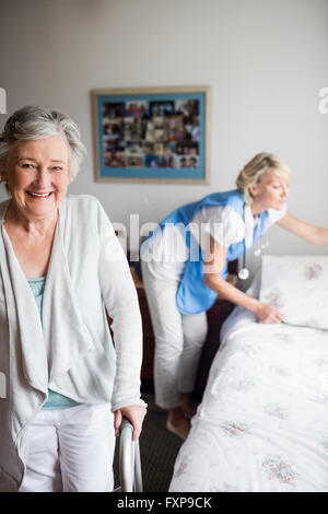 Krankenschwester und senior Frau posiert Stockfoto