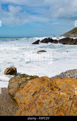 Wellen schlagen Dollar Bucht Strand in der Nähe von Gunwalloe auf der Lizard Küste Cornwalls Stockfoto