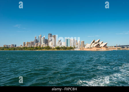 Das Sydney Opera House und das Stadtbild von Sydney Innenstadt (CBD) in einem schönen Tag von Harbour, Sydney, Australien. Stockfoto