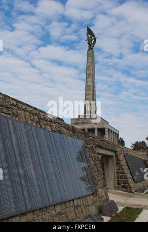 Friedhof der Soldaten Bratislava während des zweiten Weltkriegs zu befreien. Spalte der Gedenkstätte, wichtige Wahrzeichen. Bewölkt Stockfoto