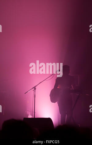 Musiker auf der Bühne in der Silhouette beleuchtet Stockfoto