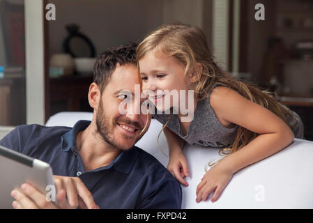 Vater und Tochter mit digital-Tablette zusammen Stockfoto