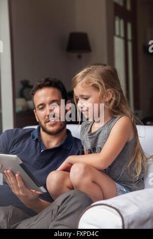 Vater und Tochter mit digital-Tablette zusammen Stockfoto