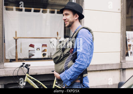 Mann in der Stadt unterwegs mit Baby Carrier Stockfoto