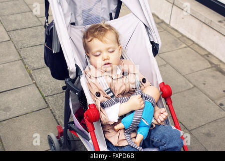 Kleinkind im Kinderwagen schlafen Stockfoto
