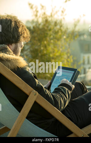 Mann mit digitalen Tablet im freien Stockfoto