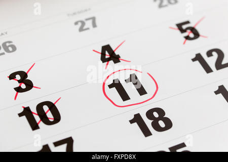 Roter Kreis markiert auf einem Kalender und X Mark für Countdown. Konzept für ein wichtiger Tag. Stockfoto