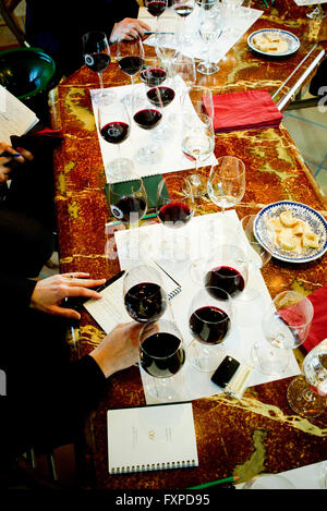 Wein-Tester Notizen während einer Weinprobe Stockfoto