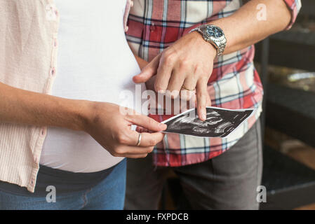 Paar zusammen mit Blick auf Ultraschall Foto Stockfoto