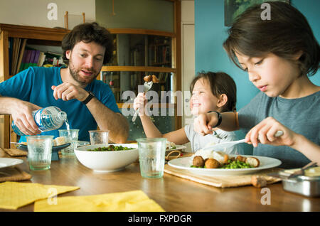 Familie beim Abendessen zusammen Stockfoto