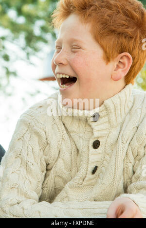 Vater und Sohn gemeinsam lachen im freien Stockfoto