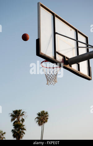 Geworfen in Richtung Basketballkorb Basketball Stockfoto