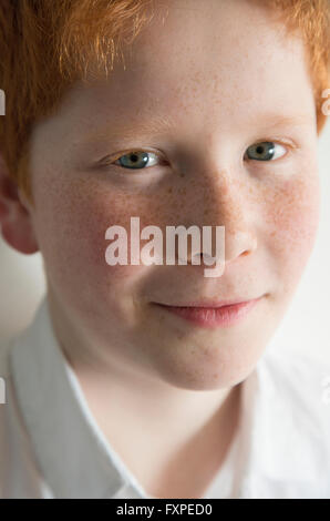 Junge mit roten Haaren und Sommersprossen, portrait Stockfoto