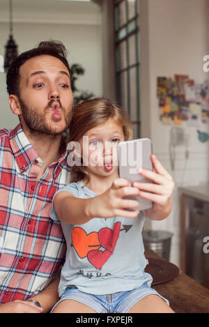 Posiert für Selfie mit Tochter Vater Stockfoto