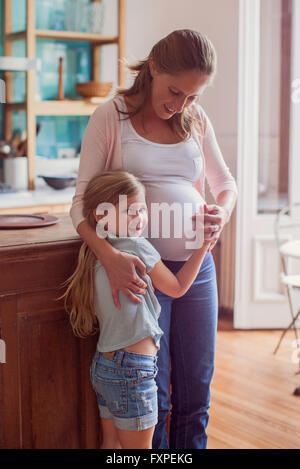 Schwangere Frau mit Tochter Stockfoto