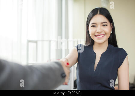 Schöne asiatische Geschäftsfrau Lächeln und Händeschütteln Stockfoto