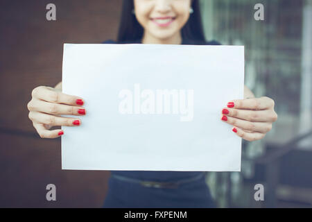 Halbes Gesicht des Business-Frau mit einem leeren Schild - bereit, Text auf Stockfoto